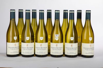 six bouteilles de vin blanc sont alignées sur une table