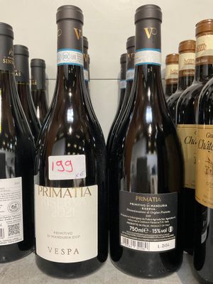 des bouteilles de vin sont alignées sur une étagère dans un magasin