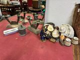 beaucoup d'objets qui se trouvent sur le sol de la pièce