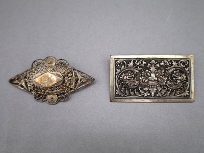 deux morceaux de métal argenté sur une surface grise