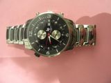 une montre posée sur une surface rose