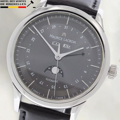une montre posée sur un bracelet en cuir noir