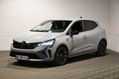 la voiture blanche est garée dans un garage dont le sol est recouvert de carreaux