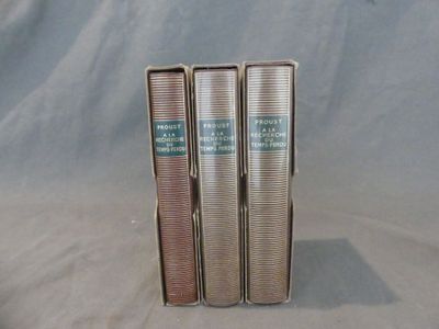trois livres sont empilés sur une table