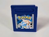un étui bleu pour Game Boy sur lequel figure l'image d'un personnage de Pokémon