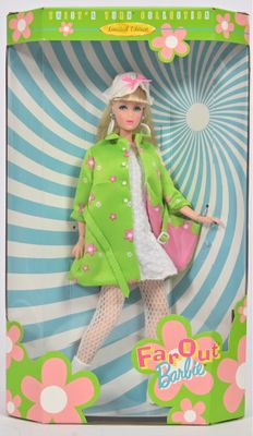 un gros plan d'une poupée Barbie dans une boîte posée sur une table