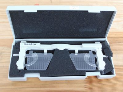 une paire de lunettes dans un étui posé sur une table
