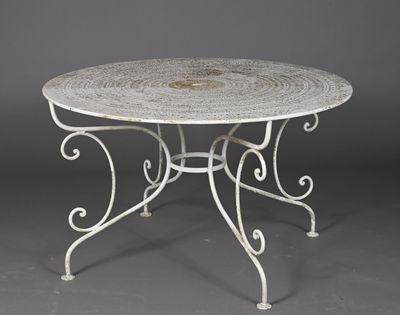 une table en fer forgé blanc avec un plateau circulaire sur fond gris