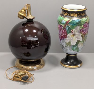 deux vases posés l'un à côté de l'autre sur une table