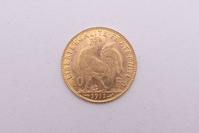 gros plan d'une pièce d'or sur une surface blanche