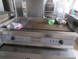 une plaque de cuisson avec une casserole posée dessus, au milieu d'une cuisine