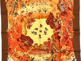 un foulard en soie marron et orange orné d'oiseaux et d'arbres
