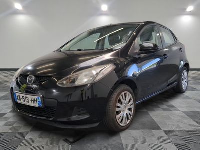 La Toyota Yaris est garée dans le garage, sur un sol à damier.