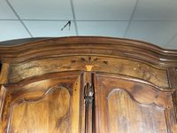 Armoire en noyer mouluré de réserves et décor marqueté flora… (photo 2)