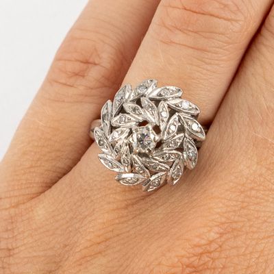une image montrant un gros plan de la main d'une personne portant une bague