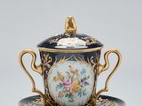 un gros plan d'une tasse posée sur une soucoupe