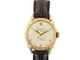 gros plan d'une montre sur fond blanc avec un bracelet marron