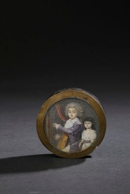 portrait miniature d'une femme avec une harpe et un enfant posé sur une table