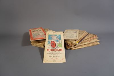 une pile de livres posée sur une table