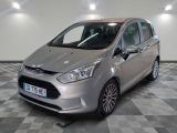 la voiture argentée est garée sur un sol en damier dans le garage