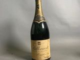 deux bouteilles de champagne posées l'une à côté de l'autre sur une table