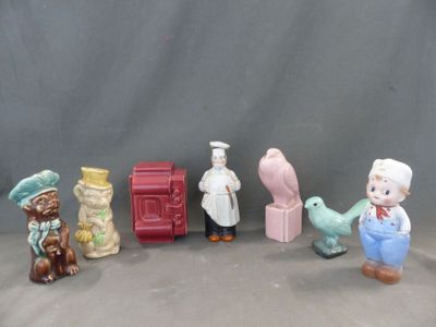 cinq figurines de types et de tailles différents posées sur la table