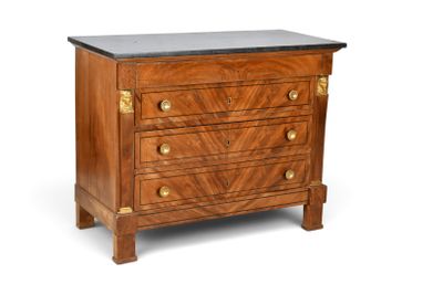 une image d'une commode avec un plateau en marbre