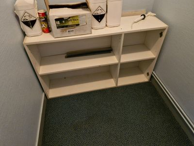 Petit meuble bas en mélaminé blanc à quatre compartiments et…