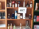 de nombreuses bouteilles de vin sur les étagères du magasin