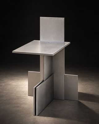 une image représentant une table et une chaise dans une pièce sombre
