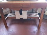une table en bois sur laquelle est posé un bol, près d'une fenêtre