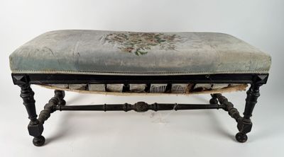 un vieux banc avec un coussin posé dessus, sur fond blanc