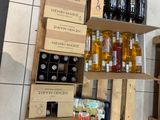 de nombreuses bouteilles de vin et des bouteilles de vin sur les étagères