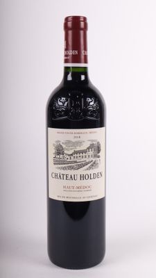 une bouteille de vin rouge Château Holderes sur fond blanc