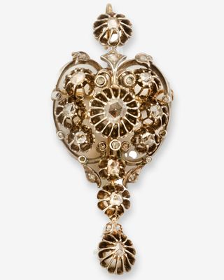 une image représentant une broche ornée d'un motif en forme de cœur