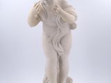une image représentant la statue d'un petit garçon tenant une fleur