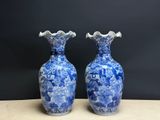 deux vases bleus et blancs posés sur une table
