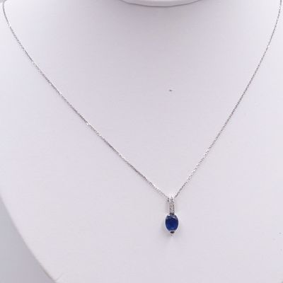 Collier en argent sterling avec un pendentif en pierre bleue, présenté sur un mannequin blanc