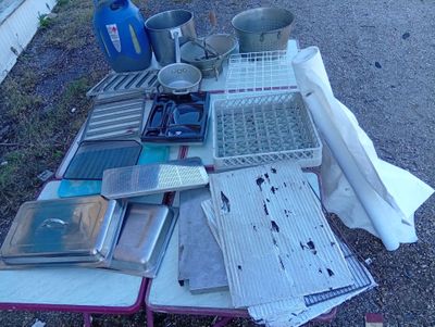 une table encombrée de bric-à-brac