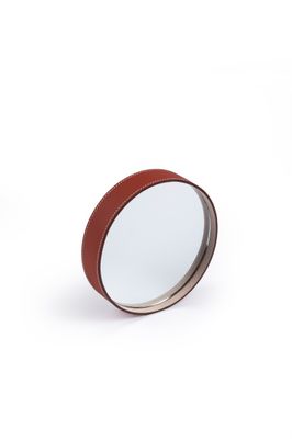 un gros plan d'une loupe sur fond blanc