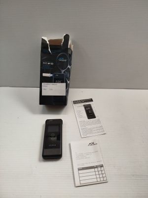 un téléphone portable noir posé sur une table à côté d'un ticket de caisse