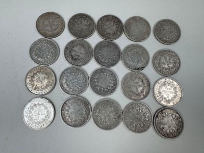 quelques pièces d'argent sont disposées en cercle sur une surface blanche