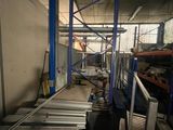 une longue rangée de barres d'acier dans un entrepôt
