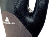 une image représentant une paire de gants noirs et gris sur fond blanc