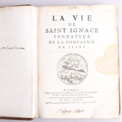 un livre avec l'image d'un oiseau dessus