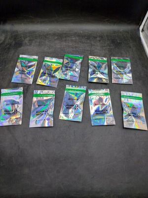 plusieurs paquets de cartes à collectionner Pokémon étalés par terre
