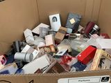 une boîte en carton remplie d'objets divers qui s'y trouvent