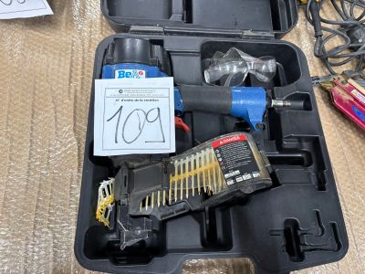 une trousse à outils dans une mallette posée par terre
