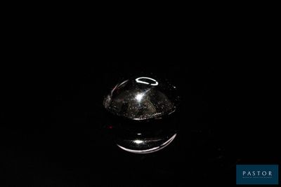 une image montrant un gros plan d'un objet noir