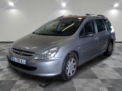 la photo d'une voiture argentée garée dans un garage